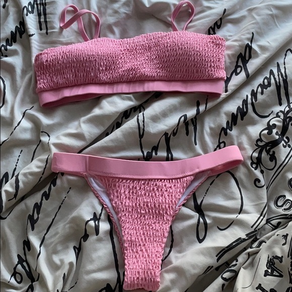 Bikini - Picture 1 of 1